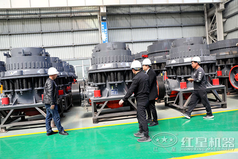 客戶來(lái)廠考察圓錐破碎機(jī)